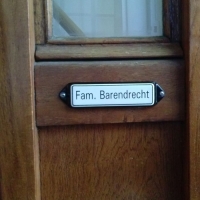 Naambordje emaille  oor met rand en kader.