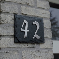 Huisnummerbordje van leisteen met 2 cijfers