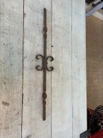 Spijl met draai en ornament