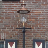 Den Haag met een rechte laddersteun en koperen ronde kap van 80 cm/ E129 85 KG