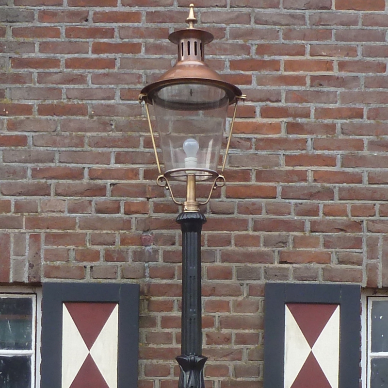 Figuur sirene dichtbij Den Haag met ronde koperen kap van 70 cm/ E191 77KG - lantaarngietijzer