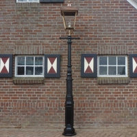 Den Haag met rechte laddersteun en vierkante koperen kap van 80 cm/ E128 86KG